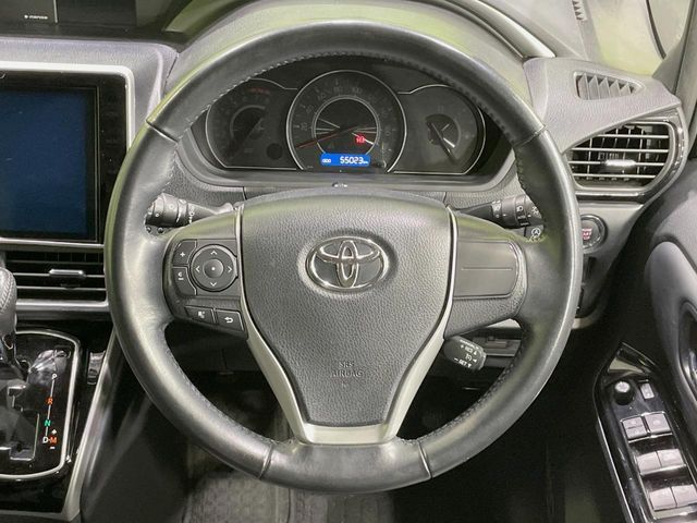 TOYOTA VOXY 2021