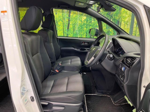 TOYOTA VOXY HYBRID 2018