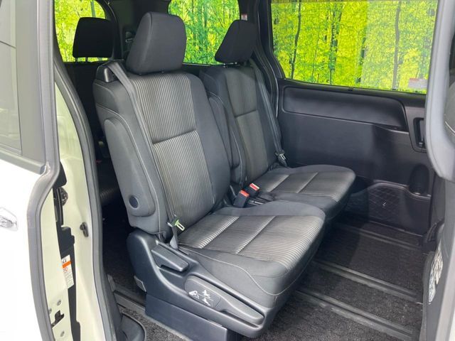 TOYOTA VOXY HYBRID 2018