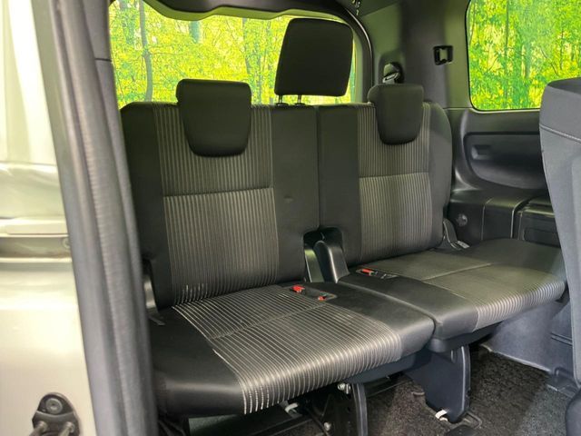 TOYOTA VOXY HYBRID 2018