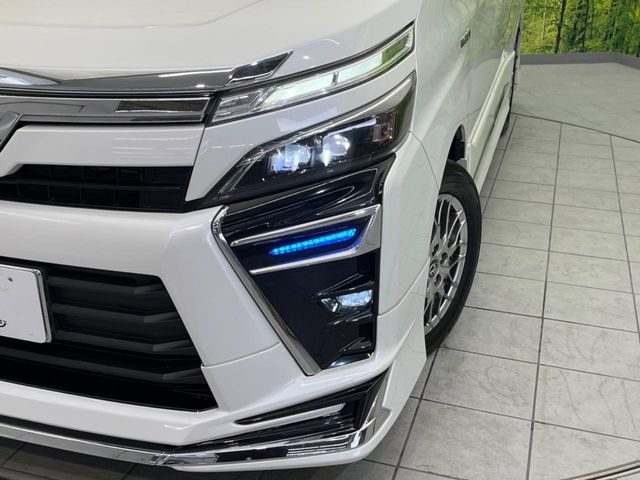 TOYOTA VOXY HYBRID 2018