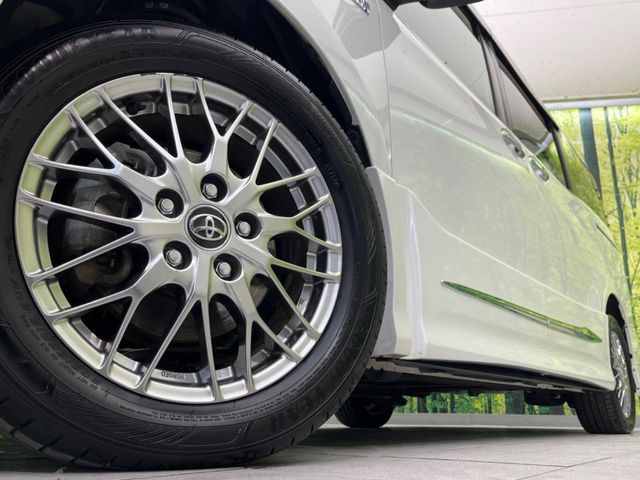 TOYOTA VOXY HYBRID 2018