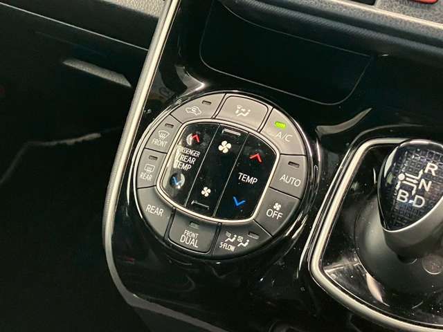 TOYOTA VOXY HYBRID 2021