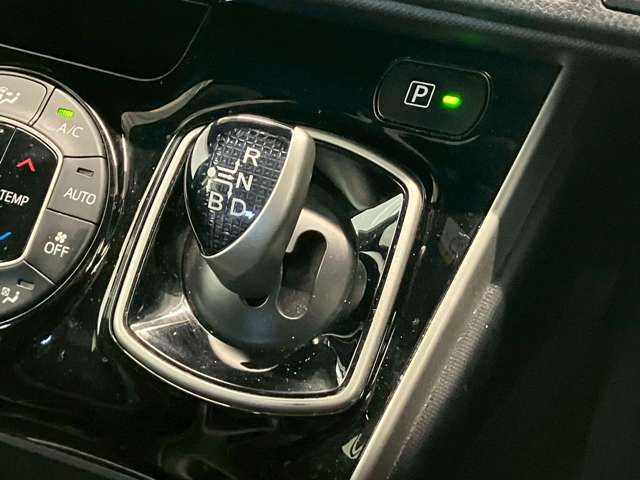 TOYOTA VOXY HYBRID 2021