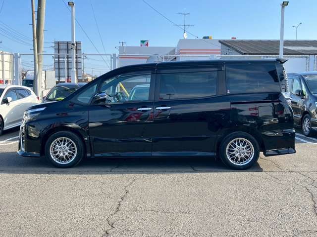 TOYOTA VOXY HYBRID 2021