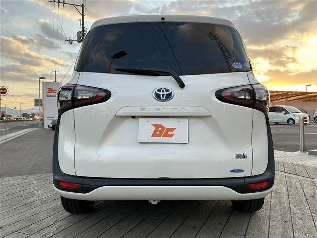 TOYOTA SIENTA HYBRID 2016
