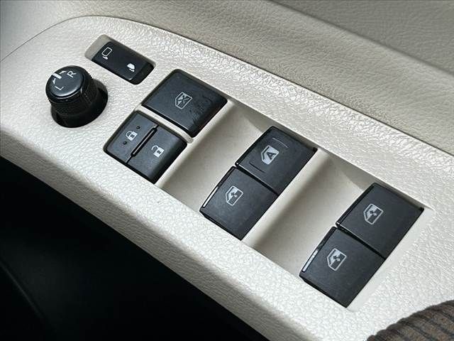 TOYOTA SIENTA HYBRID 2016