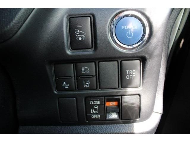 TOYOTA VOXY HYBRID 2017