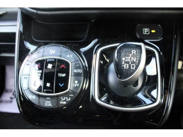 TOYOTA VOXY HYBRID 2017