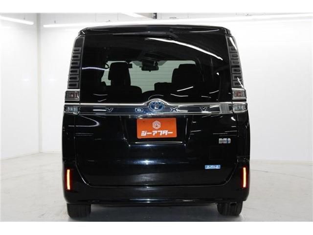 TOYOTA VOXY HYBRID 2017