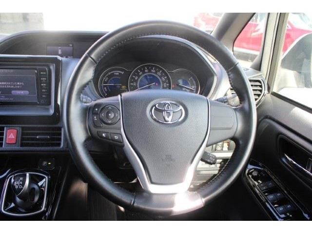 TOYOTA VOXY HYBRID 2017