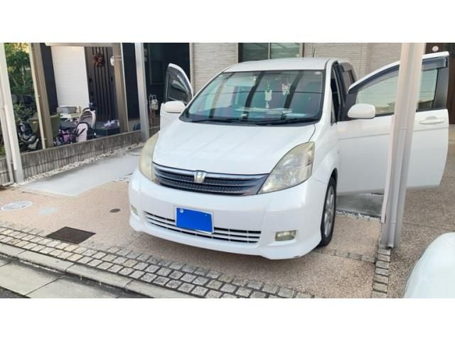TOYOTA Isis 2004