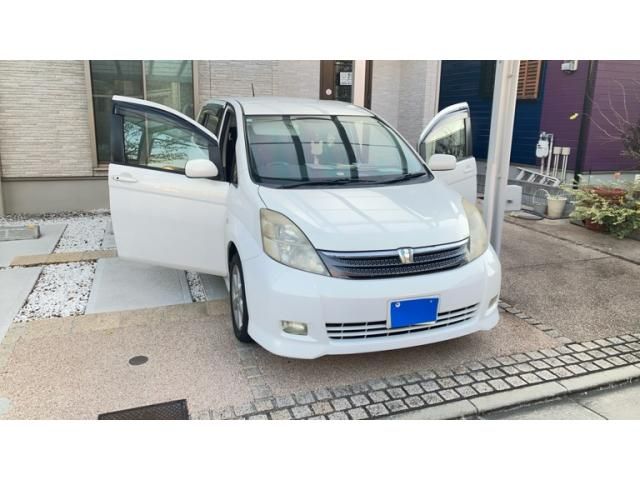 TOYOTA Isis 2004