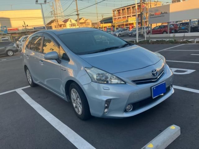 TOYOTA PRIUS Alpha 2011