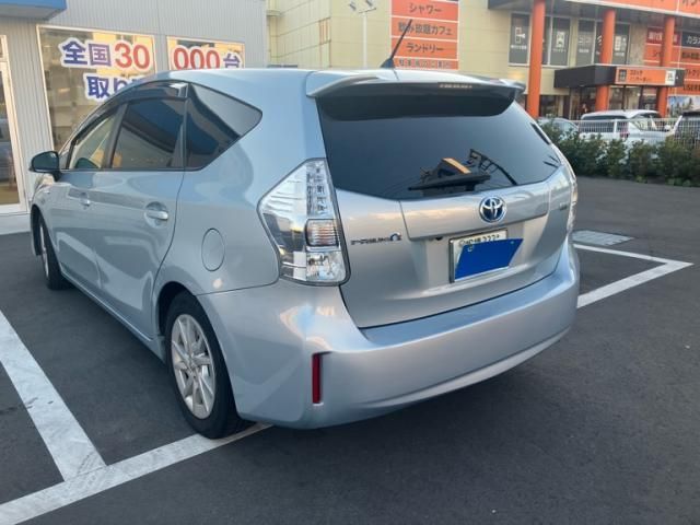 TOYOTA PRIUS Alpha 2011