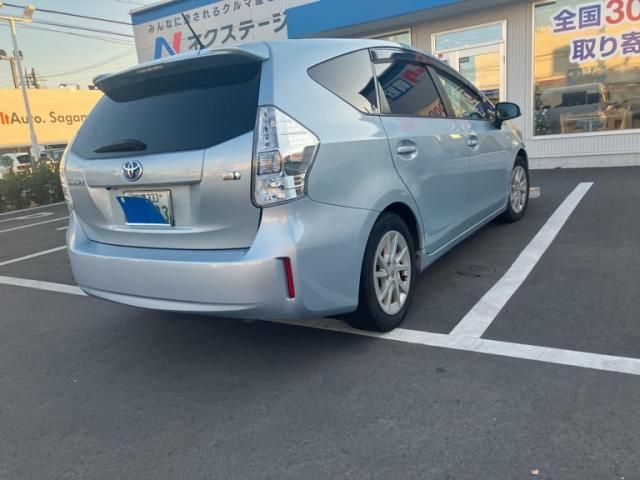 TOYOTA PRIUS Alpha 2011