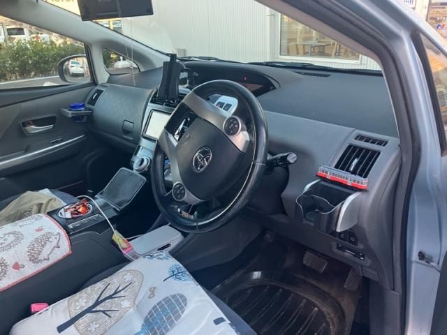 TOYOTA PRIUS Alpha 2011