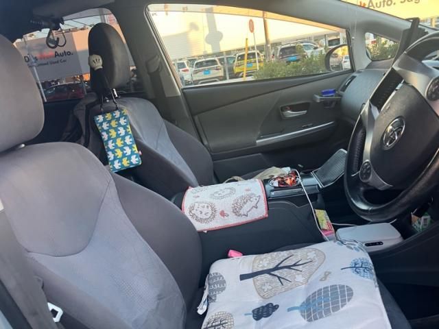 TOYOTA PRIUS Alpha 2011