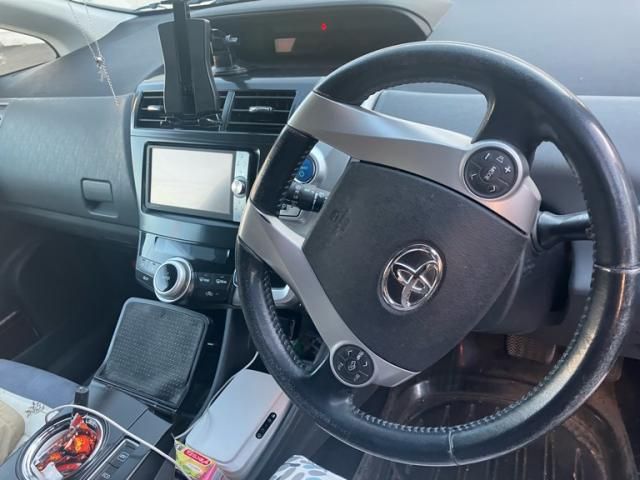 TOYOTA PRIUS Alpha 2011