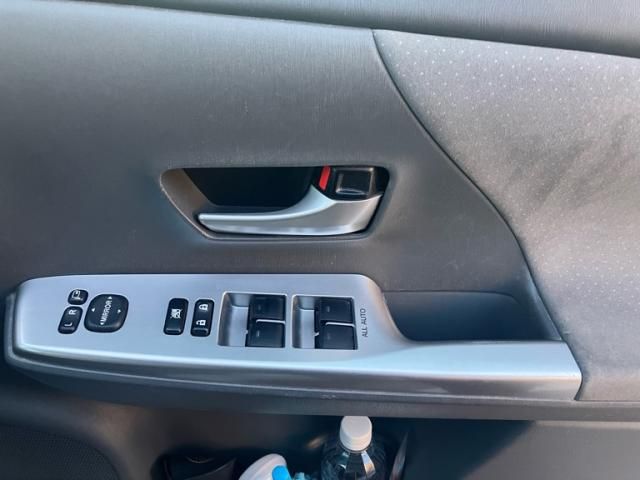 TOYOTA PRIUS Alpha 2011