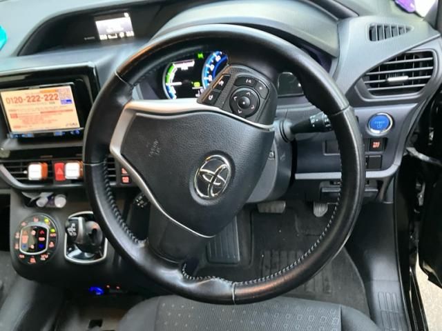 TOYOTA VOXY HYBRID 2015