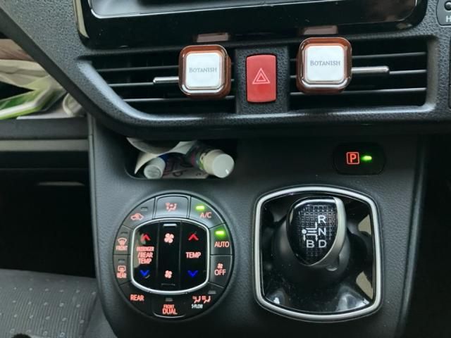 TOYOTA VOXY HYBRID 2015