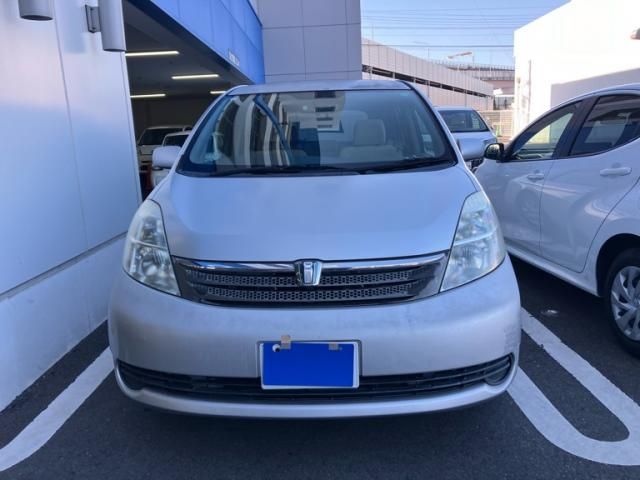 TOYOTA Isis 2005