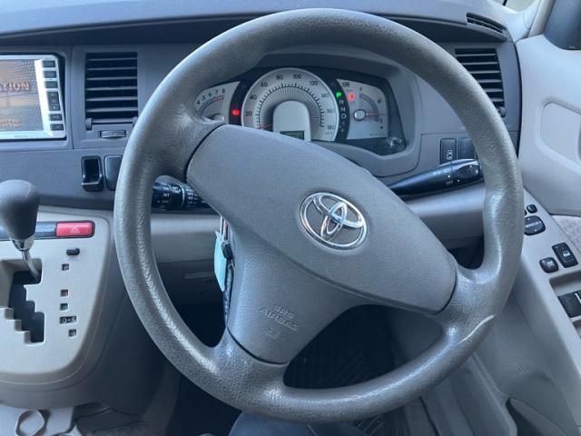TOYOTA Isis 2005