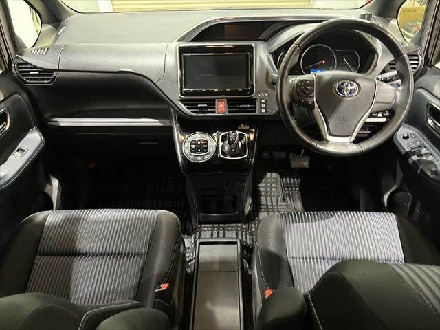 TOYOTA VOXY HYBRID 2017