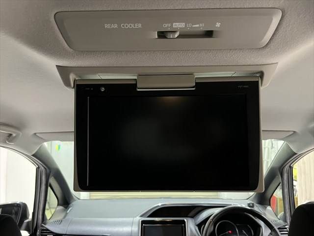 TOYOTA VOXY HYBRID 2017