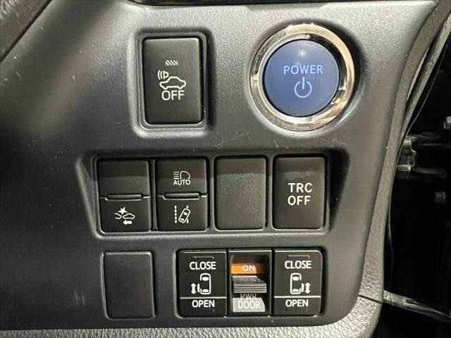 TOYOTA VOXY HYBRID 2017