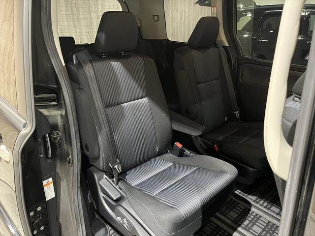 TOYOTA VOXY HYBRID 2017