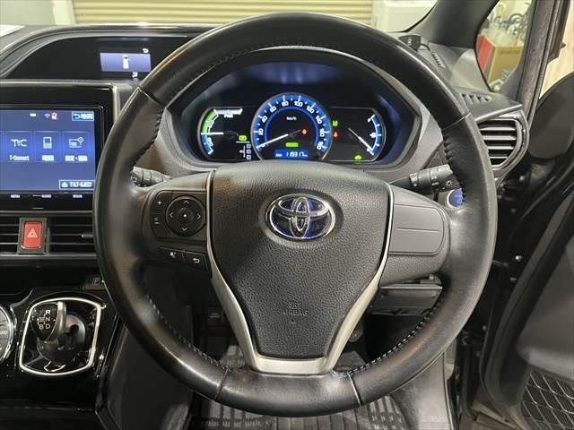 TOYOTA VOXY HYBRID 2017