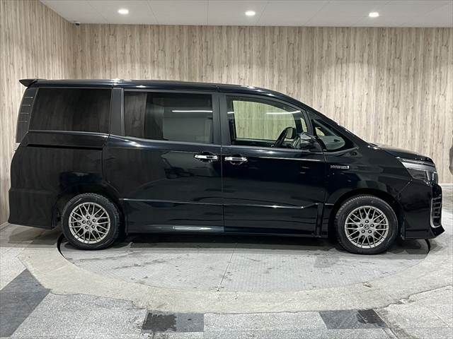 TOYOTA VOXY HYBRID 2017