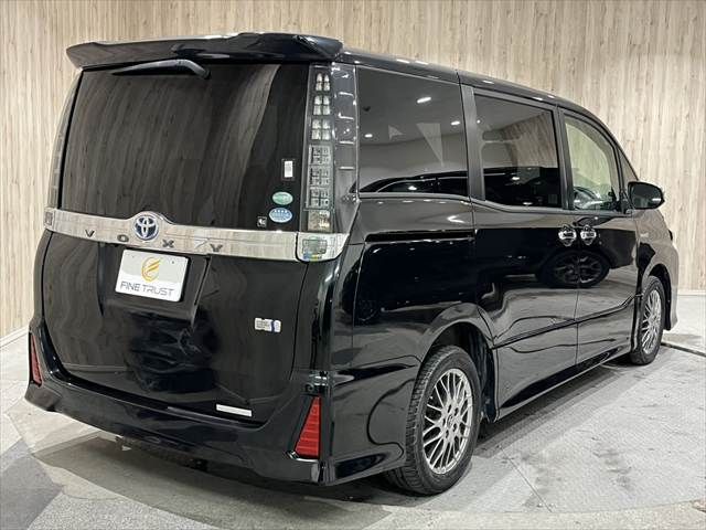 TOYOTA VOXY HYBRID 2017