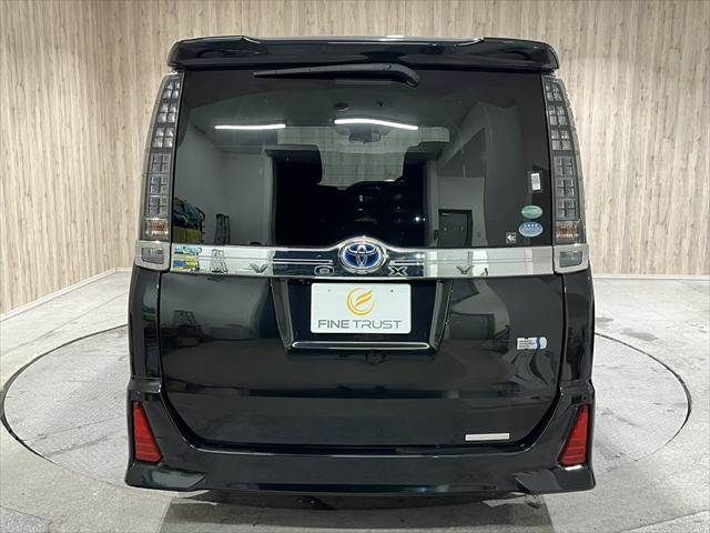 TOYOTA VOXY HYBRID 2017