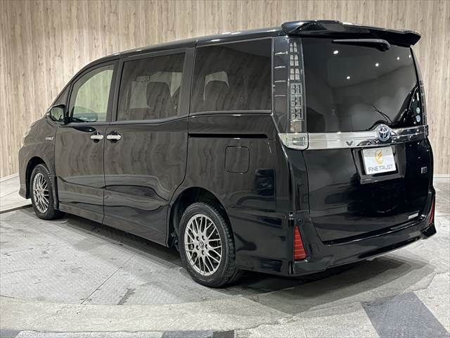 TOYOTA VOXY HYBRID 2017