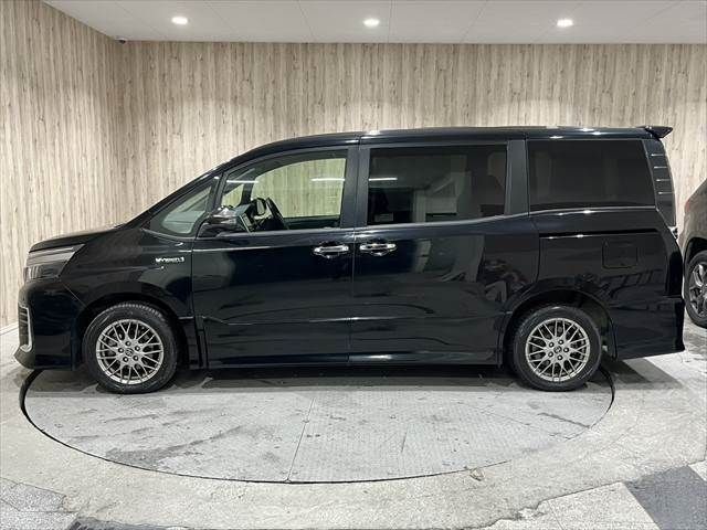 TOYOTA VOXY HYBRID 2017