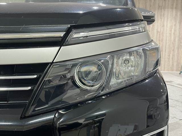 TOYOTA VOXY HYBRID 2017