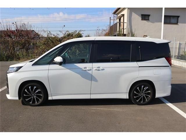 TOYOTA NOAH HYBRID 2022