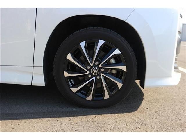 TOYOTA NOAH HYBRID 2022