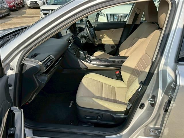 TOYOTA LEXUS IS300h 2018