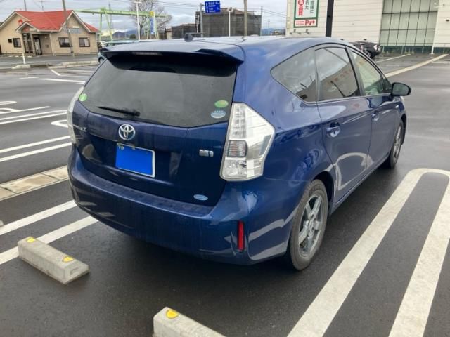 TOYOTA PRIUS Alpha 2012