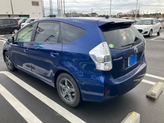 TOYOTA PRIUS Alpha 2012