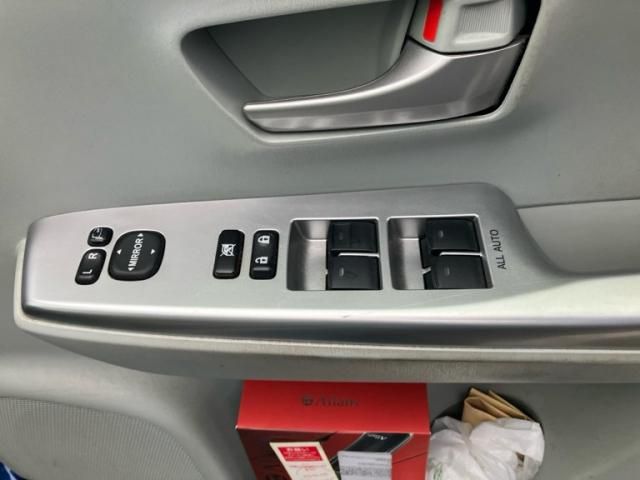 TOYOTA PRIUS Alpha 2012