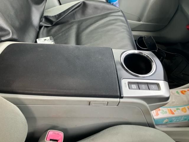 TOYOTA PRIUS Alpha 2012