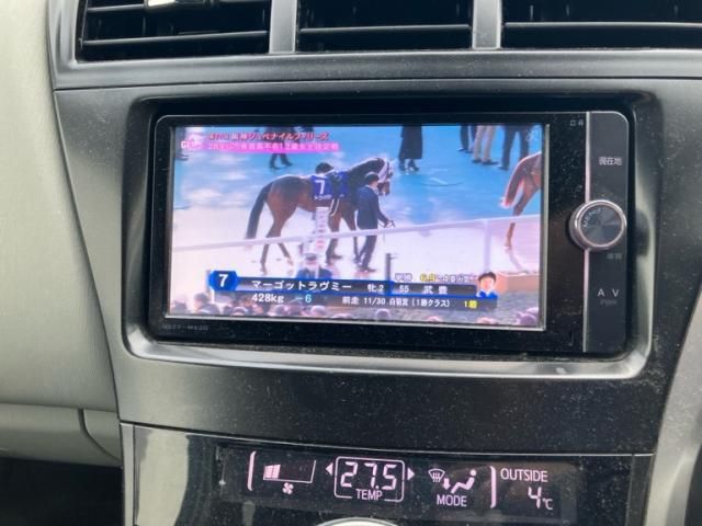 TOYOTA PRIUS Alpha 2012