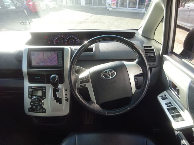 TOYOTA VOXY 4WD 2011