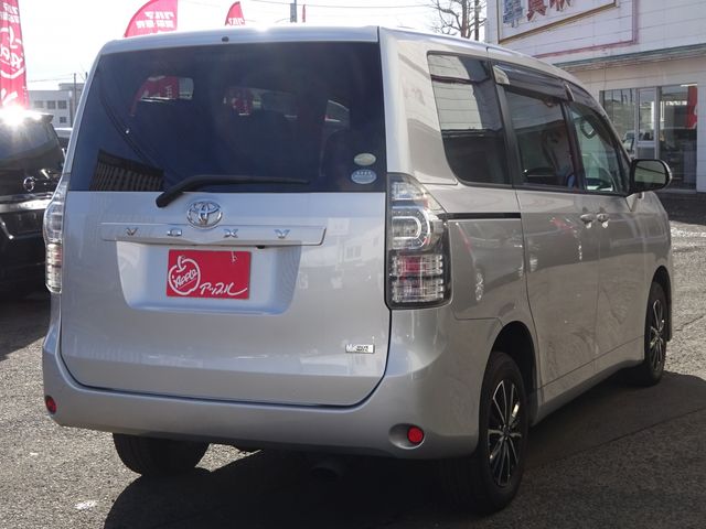 TOYOTA VOXY 4WD 2011