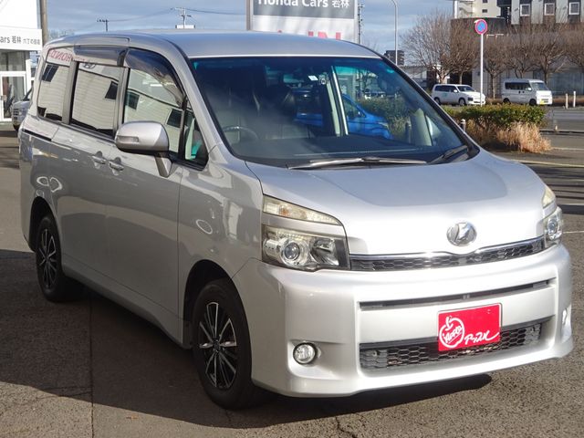 TOYOTA VOXY 4WD 2011